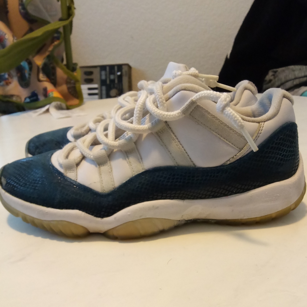 Jordan 11 Low Snakeskin Size 9